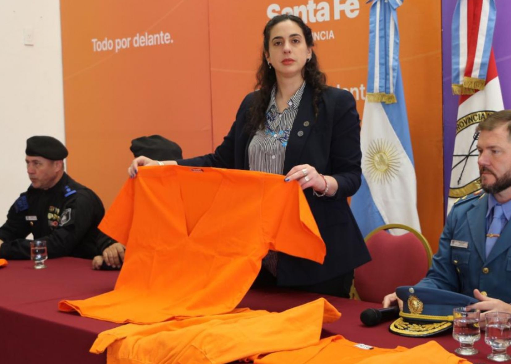 Uniformes naranjas para presos de alto perfil: “Estamos estableciendo criterios definitivos de seguridad en las cárceles”